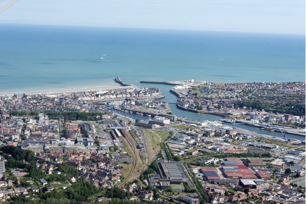 Vue aérienne de Dieppe et de la Côte d’Albâtre depuis un ULM lors du baptême aux Ailes d’Albâtre